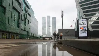 По оценке Банка России, свыше половины предприятий отказались от активного найма на фоне снижения спроса, предпочитая точечные кадровые решения и перевод сотрудников на частичную занятость вместо прямых сокращений.