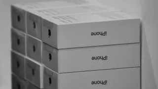 Российские продавцы электроники распродают запасы дорогих смартфонов Apple и Samsung с ощутимыми скидками после завышенных закупок и падения спроса на гаджеты.