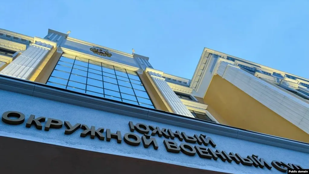 Южный окружной военный суд приговорил троих молодых людей к срокам от восьми до десяти лет лишения свободы по делу о подготовке поджога военкоматов в Ростове-на-Дону. Приговор связан с ужесточением подхода к делам о поджогах государственных объектов, которые всё чаще квалифицируются как теракты или диверсии.