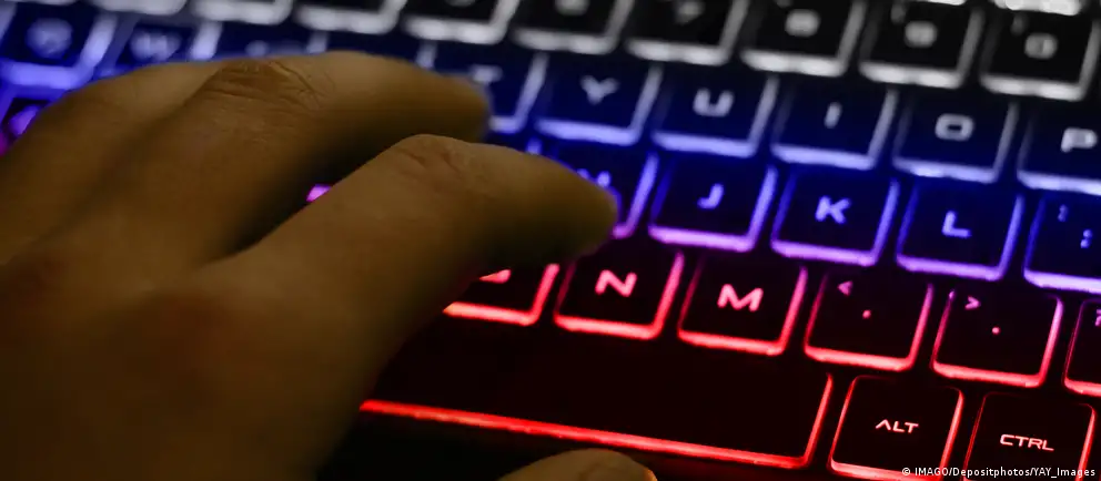Минцифры прорабатывает механизм взимания платы за международный трафик, к которому планируют приравнять и использование VPN; первыми могут пострадать мобильные сети, операторы готовы вводить «экономический фильтр» для зарубежного трафика.