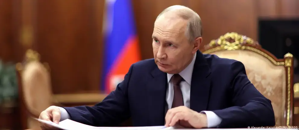 Президент России подписал закон, который выводит из-под контроля государства сделки действующих и будущих чиновников, их супругов и несовершеннолетних детей, совершённые до назначения на должность и регистрации брака, а также меняет порядок декларирования доходов семьи госслужащих.