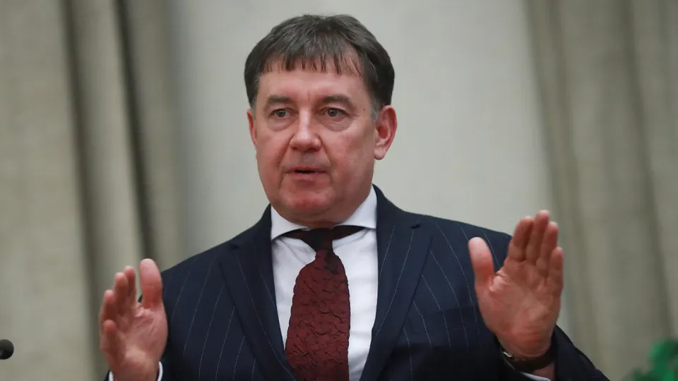 Мосгорсуд оставил в силе решение о национализации более 100 объектов недвижимости и сети отелей Marton, связанных с бывшим председателем Совета судей России Виктором Момотовым. Генпрокуратура заявляет о его связях с криминальными авторитетами, уклонении от налогов и использовании судебной власти для защиты коррупционных активов.