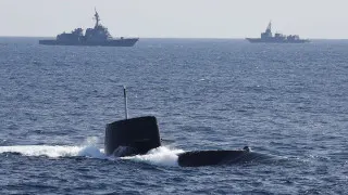 Правительство Японии кардинально смягчило правила экспорта летального вооружения, открыв путь к масштабным поставкам ракет, кораблей, подлодок и самолетов за рубеж при сохранении жесткого контроля и ограничений для зон боевых действий.
