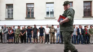 Минобороны подготовило поправки, позволяющие проводить проверку военнослужащих на алкогольное опьянение прямо в части с помощью экспресс‑тестов, без обязательной доставки в медучреждение. Инициатива связана с трудностями проверки в условиях боевых действий и сообщениями о наборе на контракт людей с алкогольной зависимостью.