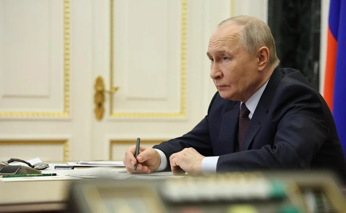 Президент заявил, что при отключениях интернета во имя безопасности граждан приоритет отдается работе спецслужб, а жителей можно информировать уже по итогам операций. Ранее регулярные ограничения связи в регионах вызвали недовольство и падение рейтингов, а власти на местах предупреждали об их опасности для приграничных территорий.