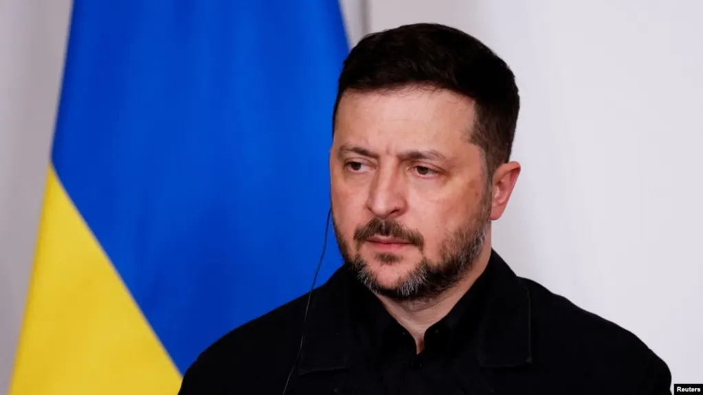 Президент Украины заявил, что предложение России о перемирии на период Дня Победы может быть направлено на обеспечение безопасности парада в Москве и предостерёг от возможного возобновления атак после его окончания.