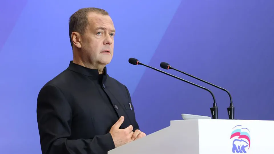 Заместитель председателя Совбеза Дмитрий Медведев предупредил о реальной возможности ядерного апокалипсиса и призвал быть готовыми. На фоне истечения СНВ‑III Россия и США обсуждают дальнейшие шаги и условия переговоров.