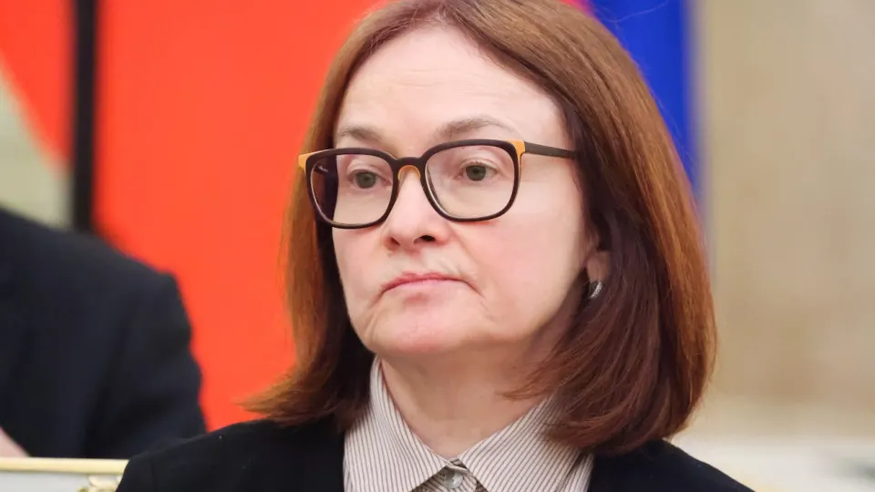 Центробанк РФ ожидает резкий рост нефтяных доходов из‑за подорожания Urals, но прогноз по ВВП остаётся слабым, а гражданам и бизнесу придётся продолжать экономить на фоне высоких ставок и ускоряющейся инфляции.