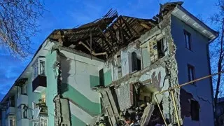 В Сызрани беспилотник попал в многоэтажный дом, частично обрушив подъезд. Из-под завалов спасены 11 человек, включая двоих детей. Одновременно сообщается о пожаре в другой многоэтажке и массовом ночном налёте дронов на ряд регионов России.