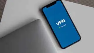 Участники рынка VPN предупреждают: в ближайшее время оплата таких сервисов с российских банковских карт может быть заблокирована, а зачистка серверов станет ключевым инструментом давления на провайдеров.