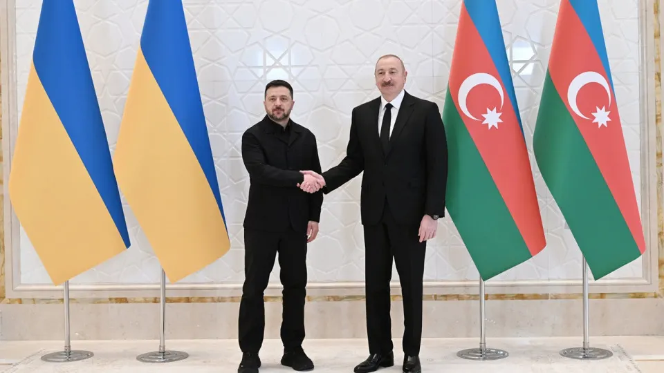 Лидеры Украины и Азербайджана на встрече в Габале подтвердили взаимную поддержку территориальной целостности, подписали ряд соглашений, включая в сфере ВПК, и обсудили перспективы трехсторонних переговоров о мире с участием России и США.