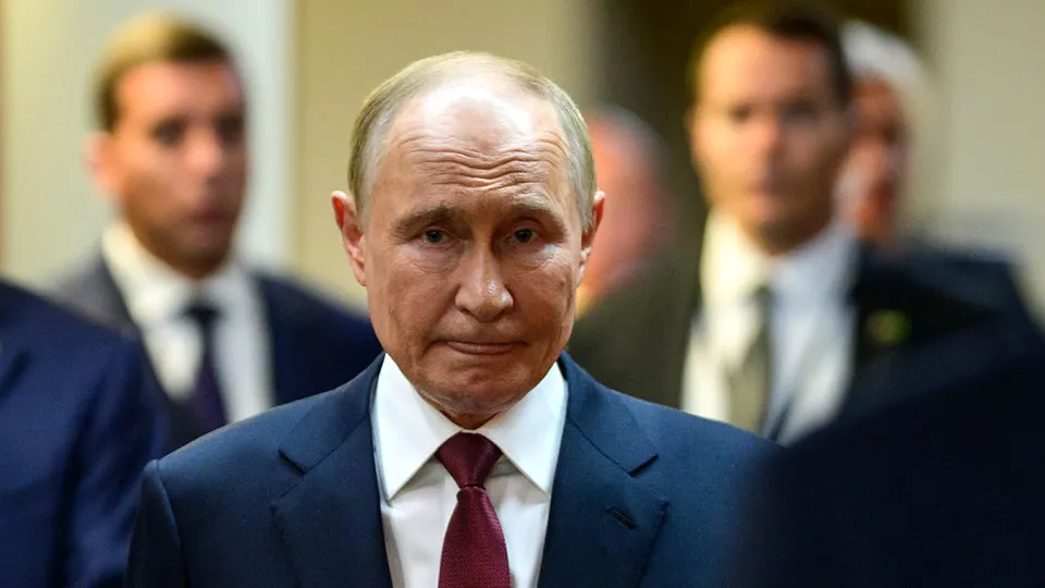 Аналитики оценивают, что в апреле Россия утратила контроль над 116 кв. км. Темпы наступления сократились с 9,76 до 2,9 кв. км в день; влияние оказывают контратаки, средние по дальности удары и активное применение дронов, а также проблемы связи и погодные условия.