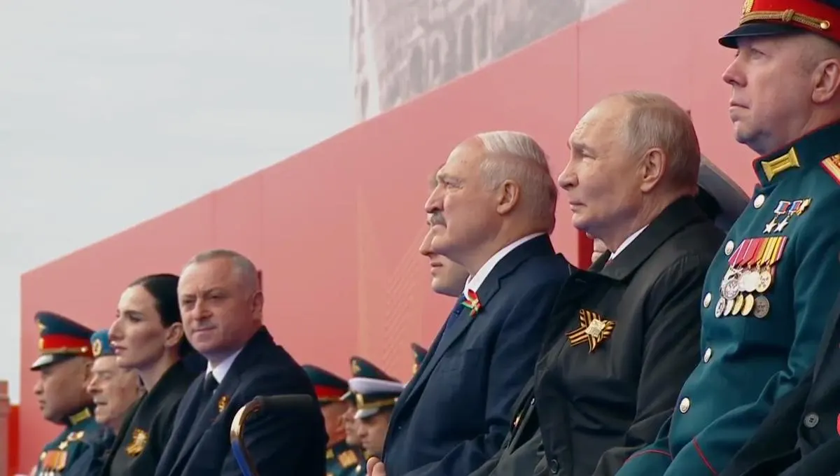 Во время парада в честь Дня Победы президент отметил священный характер праздника, связал подвиг советского народа с современными защитниками и подчеркнул вклад разных профессий в судьбу страны. На трибуне впервые разместили участника «СВО» наравне с ветераном Великой Отечественной войны.