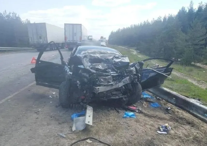 На трассе Р-22 «Каспий» легковой автомобиль при попытке обгона столкнулся со встречной машиной; пассажир скончался на месте, несколько человек госпитализированы.