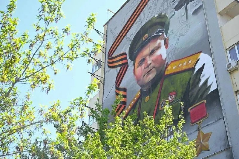 На стене дома №24 по улице 20-летия Октября появился портрет полководца и Героя Советского Союза Николая Ватутина. Мурал выполнен по эскизам, отобранным в конкурсе с участием более 70 работ.