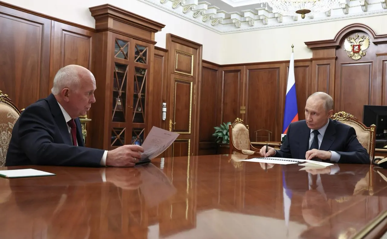 Руководство доложило президенту о продолжительных задержках в производстве новых российских пассажирских самолётов: серийный запуск МС‑21 и «Суперджета‑100» ожидается лишь в следующем году, планы по объёмам на 2030‑й корректируются.