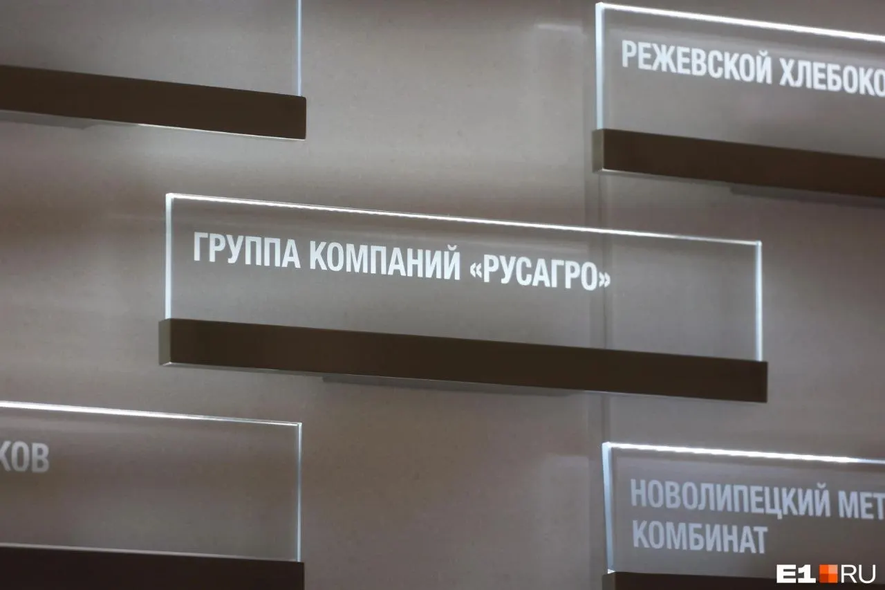 Суд заблокировал имущество бизнесмена, который проходит по делам о крупном мошенничестве и злоупотреблении полномочиями; задержания и обыски в его компаниях начались в марте 2025 года.