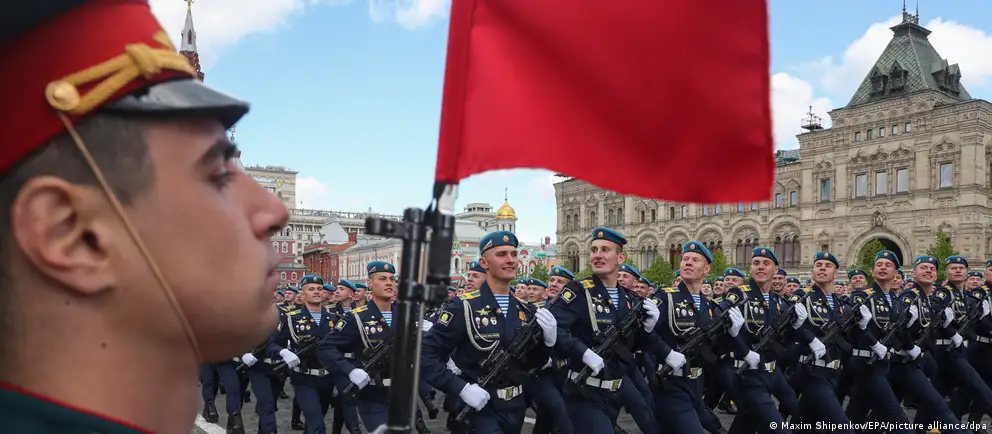 Операторы предупреждают о временных ограничениях мобильного интернета и SMS в Москве с 5 по 9 мая на фоне мер безопасности из‑за риска беспилотников. Парады в ряде городов пройдут в сокращённом формате, в столице исключили военную технику.