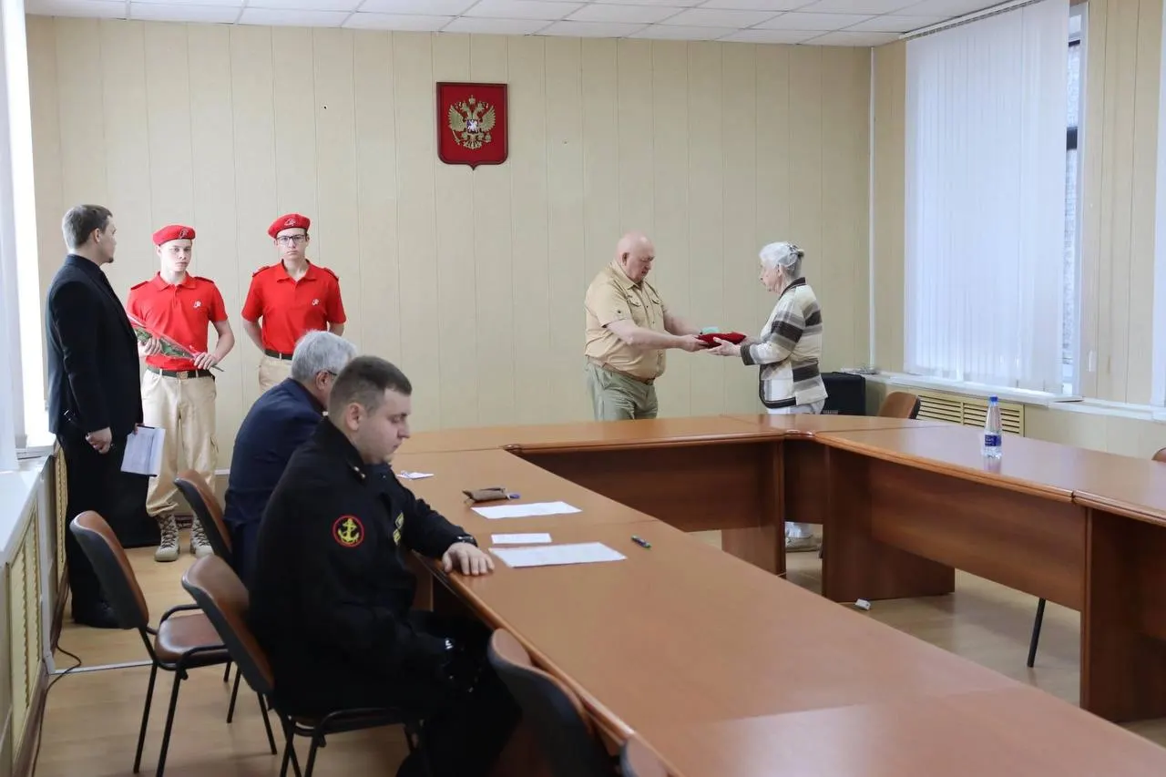Владислав Аникеев, контрактник из Лискинского района Воронежской области, погиб в 2024 году при выполнении боевого задания. Его посмертная награда — Орден Мужества — была передана родственникам.