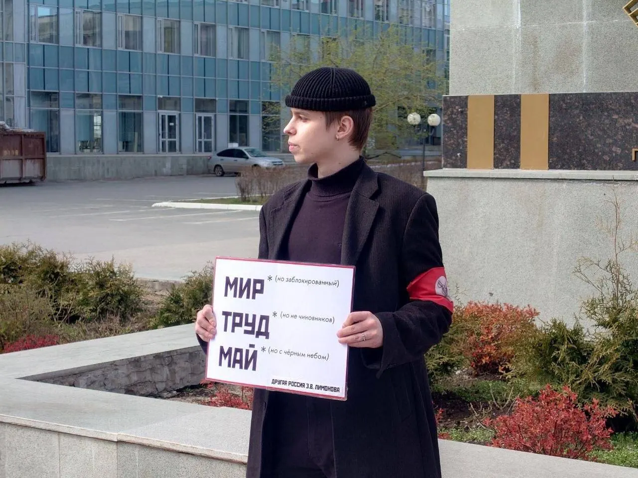 На первомайских пикетах в Перми и Иркутске задержали нескольких активистов. Задержанные сообщают о давлении и нарушениях со стороны полиции; в ряде городов акции прошли под пристальным наблюдением правоохранителей.