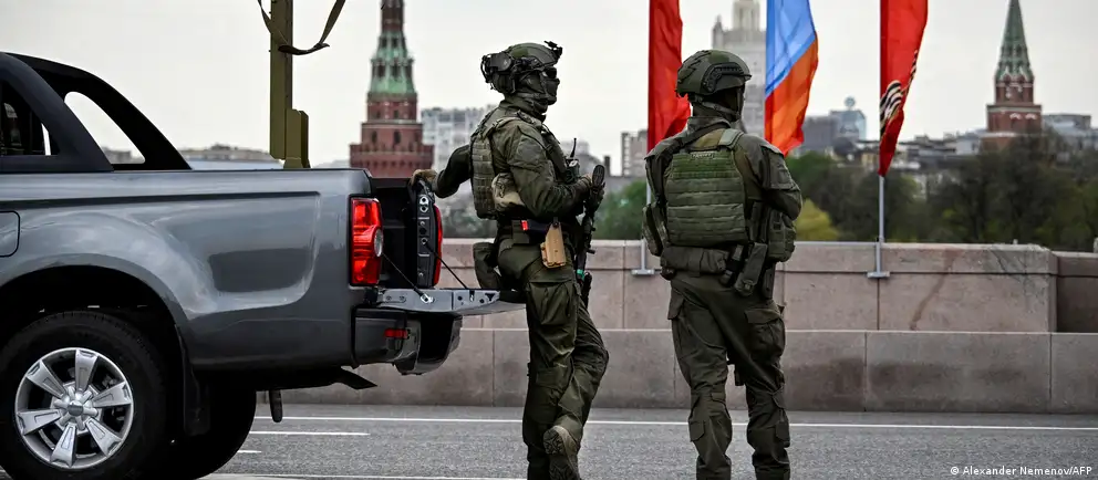 Власти отозвали допуски зарубежных корреспондентов и изменили формат парада на Красной площади из‑за угроз, в том числе атак с применением дронов; в ряде регионов отменили праздничные мероприятия.