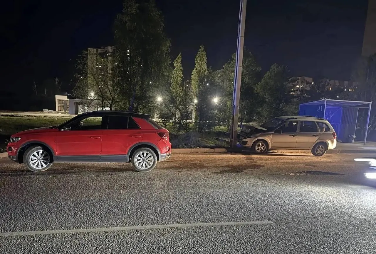 На Машмете «Лада Калина», столкнувшись с попутным автомобилем, отбросило на автобусную остановку — двое 9‑летних мальчиков получили травмы и доставлены в больницу; проводится проверка.