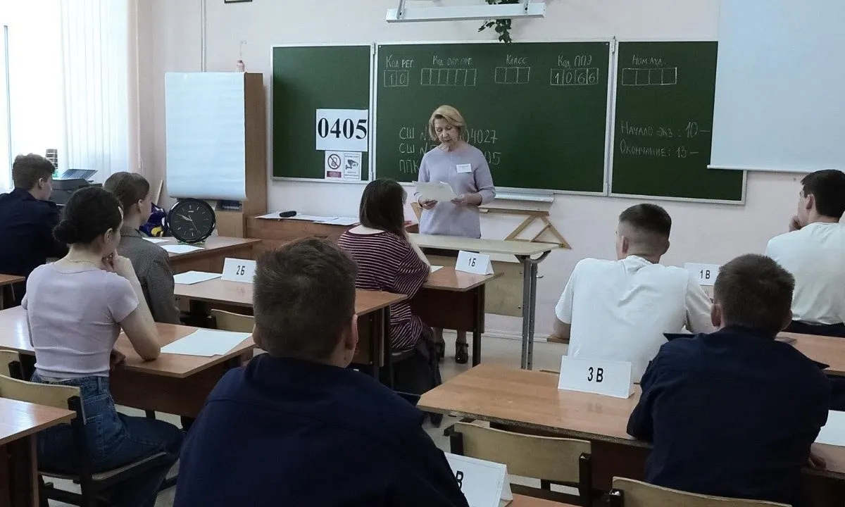 Рособрнадзор рекомендовал запретить прикосновения со стороны организаторов и охраны; при срабатывании металлодетектора участника просят добровольно показать или сдать предмет.