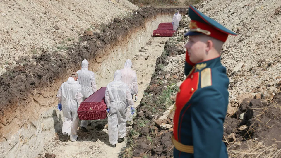 Анализ поимённых списков, реестра наследственных дел и судебной статистики показывает, что минимальная документально обоснованная оценка числа погибших российских военнослужащих с начала полномасштабного вторжения к концу 2025 года составляет 352 тысячи человек; в оценку впервые включены решения судов о признании погибшими.