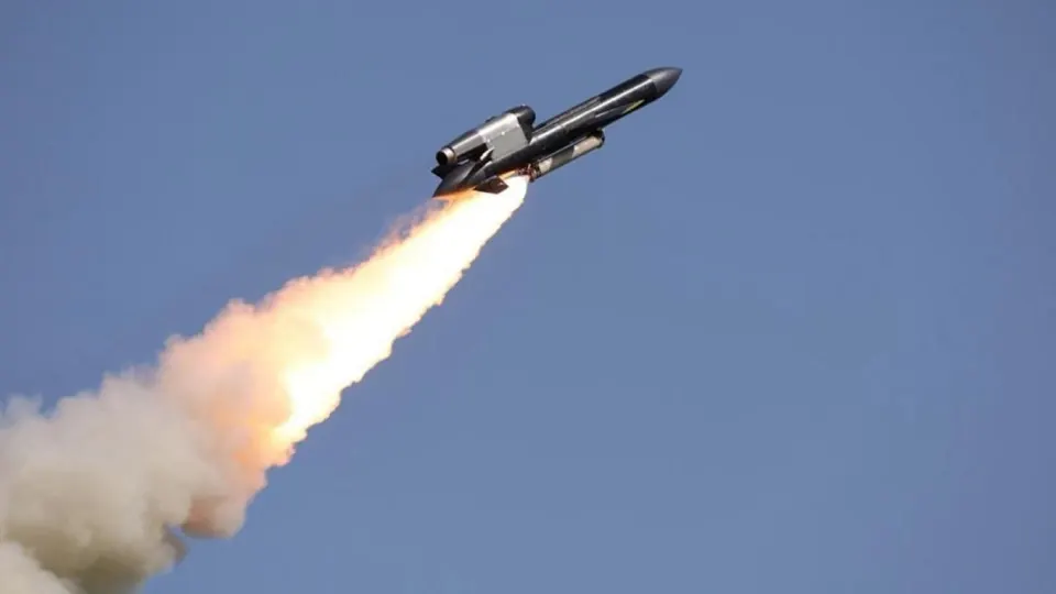Ночью 5 мая в ряде регионов России вводилась ракетная опасность, зафиксированы удары и пожары на крупных объектах — от нефтеперерабатывающих заводов до военных предприятий. Министерство обороны сообщило о сотнях сбитых беспилотников.