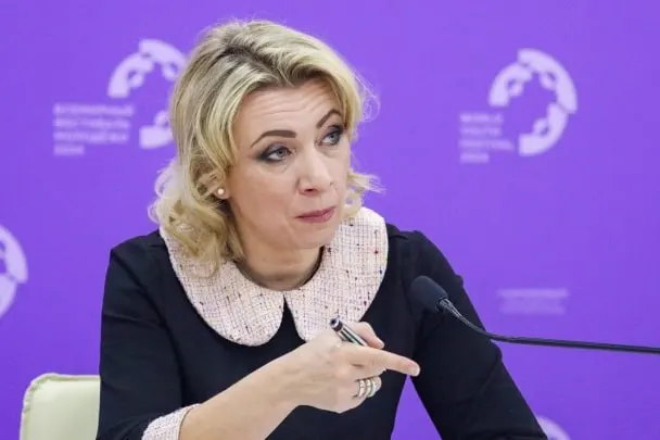 Официальный представитель МИД РФ Мария Захарова заявила, что сотрудники Госдепартамента уведомляют российских дипломатов о том, что их дети, родившиеся в США, автоматически признаны гражданами США, хотя семьи не подавали соответствующих заявлений.