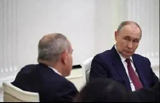 Маркетплейсы приостановили размещение товаров из Армении без подробных объяснений; Wildberries позднее сослался на новые таможенные требования. Параллельно Роспотребнадзор заблокировал продажу более 1,1 млн бутылок воды «Джермук». Ограничения последовали после визита Пашиняна в Москву.