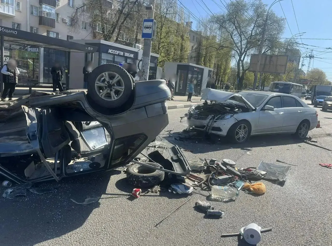 Утром у дома №3 на улице Брусилова столкнулись ВАЗ‑2114 и Mercedes E‑350. Лада перевернулась, пять человек доставлены в больницу.