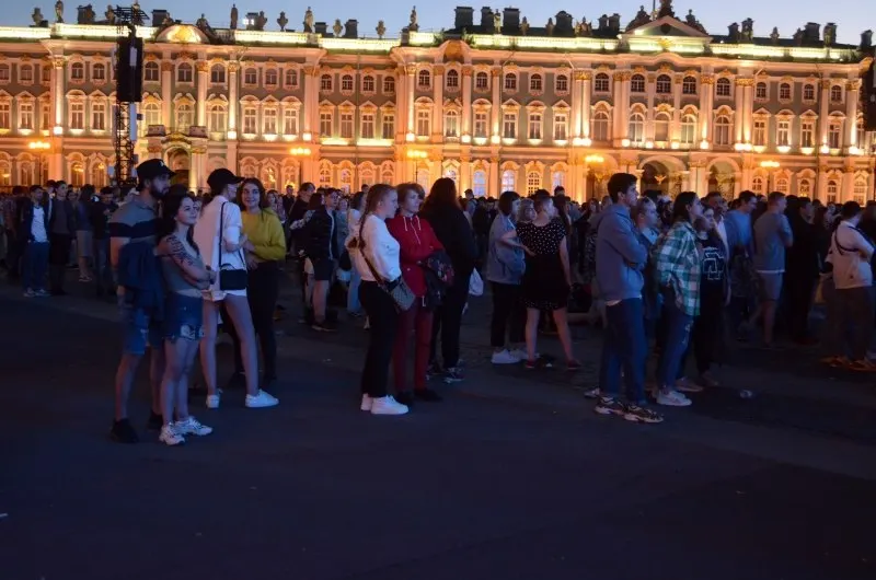 Ночью 27–28 июня в Петербурге состоится «Алые паруса — 2026» для около 66 тысяч выпускников; одновременно власти расширяют приоритетные образовательные программы, а в Смоленске пройдут Дни молодёжи.