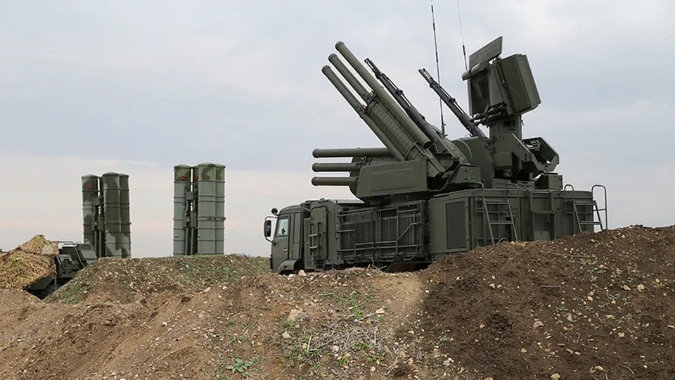 Новая российская система радиоэлектронной борьбы «Волна Купол Гарант» способна заглушать связь терминалов Starlink на площади до 20 км²; комплексы производятся в Симферополе и стоят около 1,5 млн долларов. Украинские силы фиксируют и уничтожают такие установки, в России вводят ограничения на оборудование для зарубежных спутниковых систем.