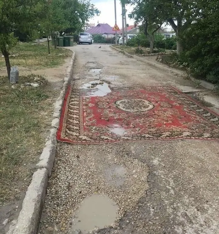 В Госдуму внесён законопроект, разрешающий жильцам ремонтировать асфальт во дворах и на местных дорогах; в правительстве инициативу не поддержали, ссылаясь на необходимость привлечения специалистов.