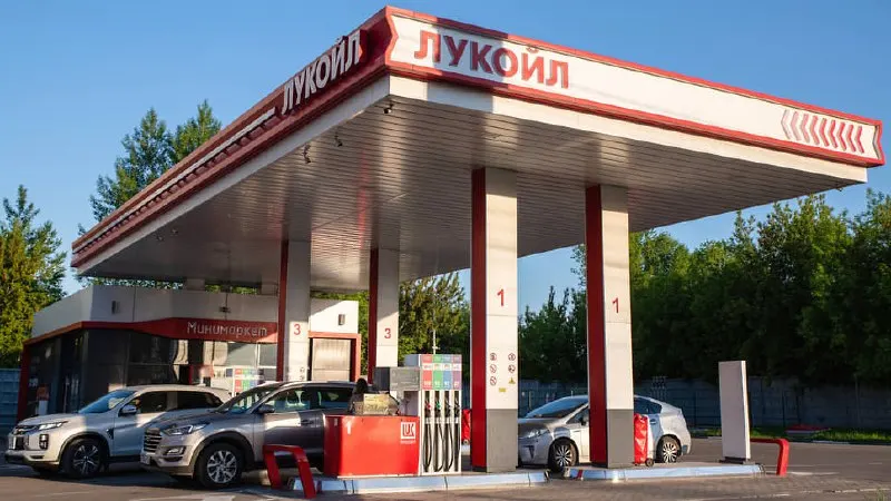 На АЗС в регионе ограничат разовый отпуск топлива: в черте города — до 30 л бензина и 60 л дизеля, на трассах — до 60 л бензина и 200 л дизеля. Власти связывают это с повышенным спросом и логистикой.