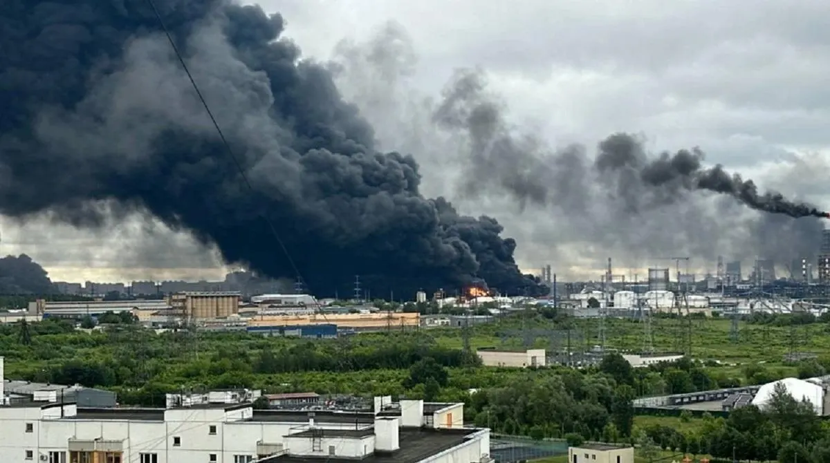 Атаки на НПЗ сократили производство бензина и вызвали локальные дефициты, но главным ударом по доходам бюджета стало резкое падение мировых цен на нефть после разблокирования Ормузского пролива.