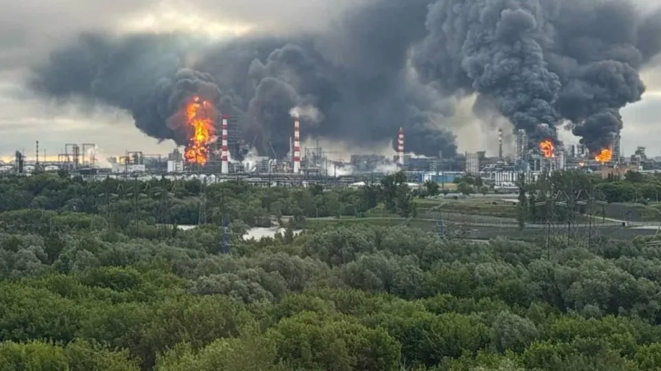 По словам собеседников, украинские удары по нефтеперерабатывающим заводам и военным объектам в глубине России поддерживаются разведданными от США и западных союзников. Атаки существенно сократили объёмы переработки и спровоцировали дефицит топлива в ряде регионов.