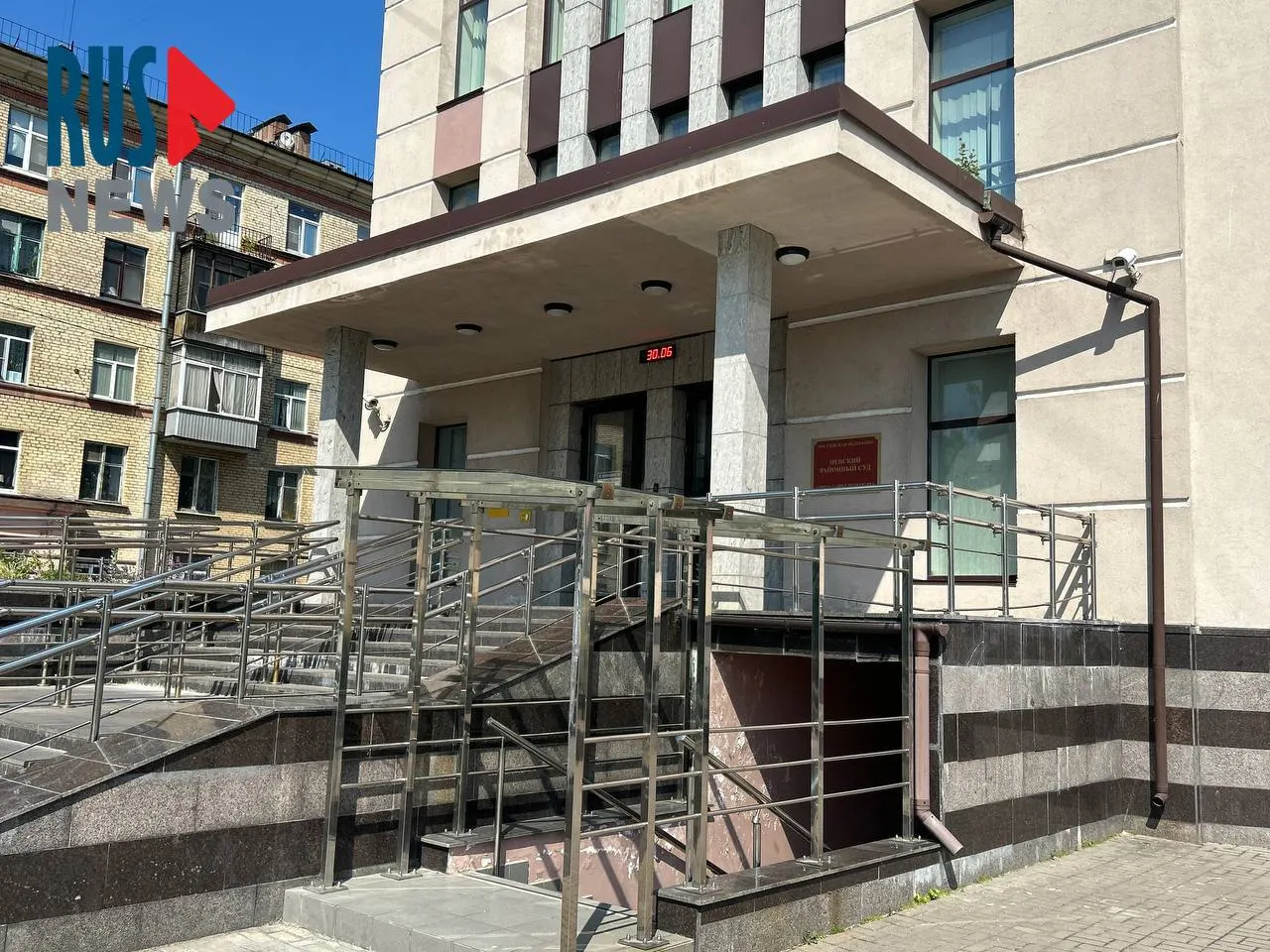 В Невском районном суде Санкт‑Петербурга на заочном процессе в отношении мультиматошника Олега Куваева допрошен мужчина, который пожаловался на одну из серий. Куваева обвиняют в призывах против безопасности государства и в нарушении обязанностей иноагента.