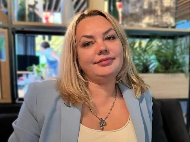 Жалоба оспаривает решение о передаче материалов уголовного дела в Краснодарский край. Заседание назначено на 22 июля; по делу проходят 12 человек, им вменяют мошенничество и дачу/получение взяток.