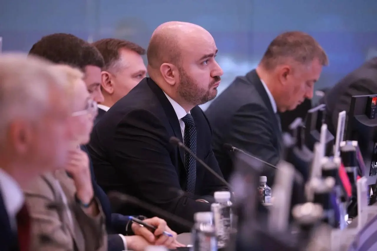 Во время совещания под руководством вице‑премьера обсуждали поставки бензина и дизеля в регионы, координацию с поставщиками и необходимость мониторинга цен и логистики для поддержки агропромышленного комплекса Самарской области.