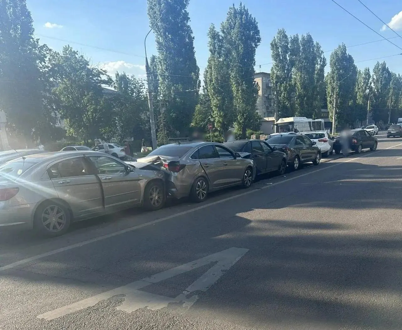 ДТП случилось 10 июня у дома на Ленинском проспекте, 153. По предварительным данным, цепное столкновение началось после удара «Крайслера» по «Чангану». Троих пострадавших госпитализировали.