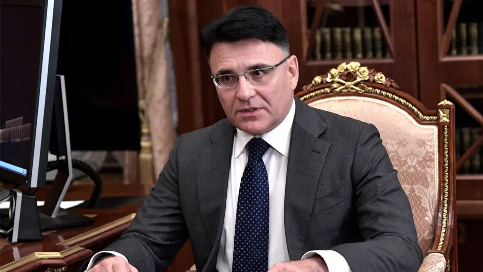 Гендиректор «Газпром‑медиа» призвал к квотам на показ иностранных лент, чтобы фильтровать «посредственные» релизы и освободить экраны для российских фильмов; похожие инициативы уже обсуждались на государственном уровне.
