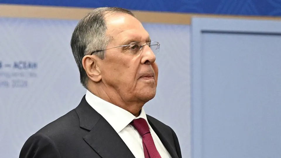 После самой масштабной за войну ночной атаки дронов на Москву власти объявили о регулярных массированных ударах по украинским военным целям. В результате ударов в столице и Подмосковье — пожары, «нефтяной дождь» и сотни отменённых или задержанных рейсов.
