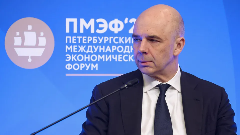 По оценке Счетной палаты, по итогам года доходы федерального бюджета могут оказаться примерно на 2,1 трлн руб. (5,2%) ниже запланированных. Основные причины — недобор нефтегазовых поступлений из‑за низких цен на нефть и крепкого рубля, а также риск недопоступлений по налогу на прибыль.