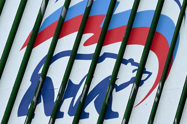На съезде партии в Москве были объявлены лидеры списка, представлен агитационный плакат с изображением президента — и сам Путин выступил с речью; выборы назначены на 18–20 сентября.
