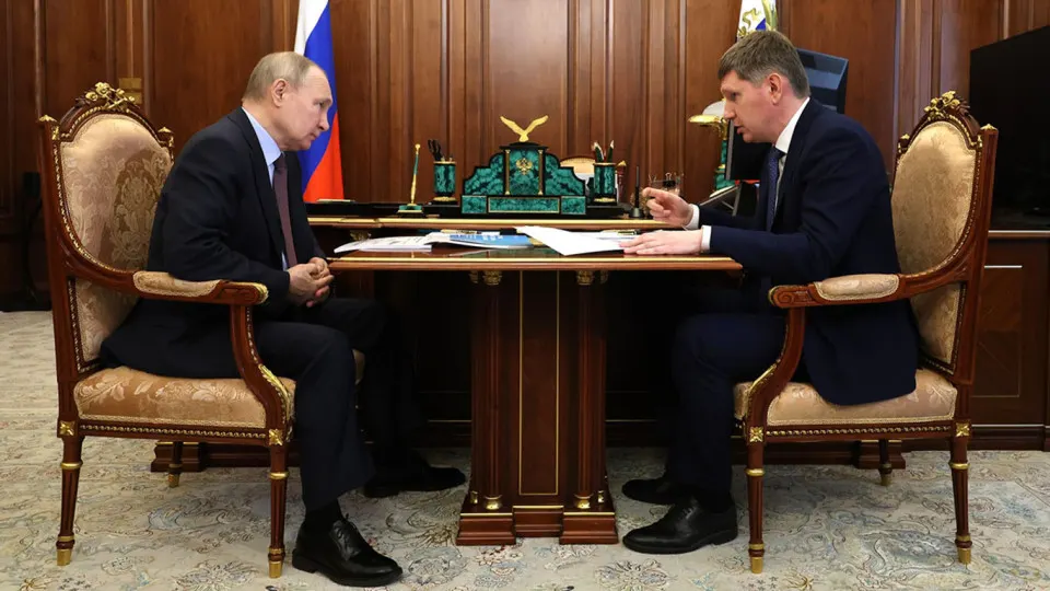 Президент поручил ускорить рост инвестиций как главный показатель эффективности власти, однако высокие ставки, бюджетная экономия, отток доверия бизнеса и последствия войны удерживают инвестиции на минимуме — эксперты прогнозируют дальнейшее сокращение.