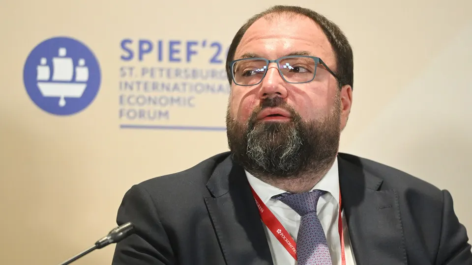 Глава Минцифры заявил о планах внедрить механизм возрастной идентификации на онлайн-платформах. Рассматриваются методы с ИИ и привязкой к «Госуслугам», эксперты предупреждают о рисках утечек данных.