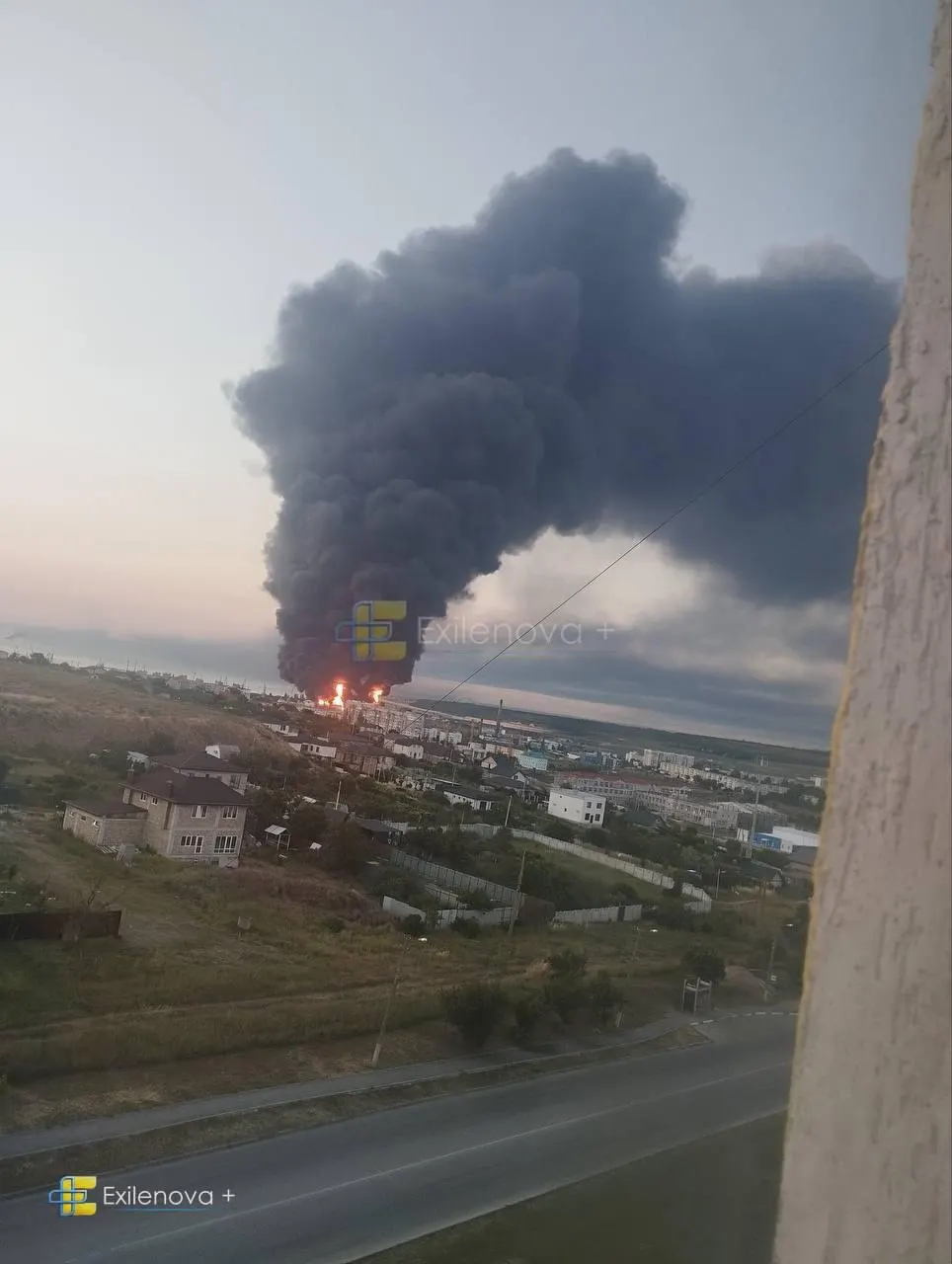 В результате удара беспилотников в районе Керченского пролива загорелась нефтебаза и пострадали жилые дома. Сообщают о нескольких погибших, десятках раненых и госпитализированных, в том числе детях.