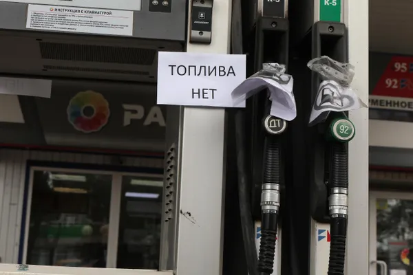 Президент провёл совещание с руководителями крупных энергетических компаний: мощности НПЗ задействованы максимально, в работу включены средние и малые предприятия, сроки ремонтов сокращены. Власти рассчитывают, что в июле производство топлива превысит июньские показатели, но дефицит и очереди на АЗС сохраняются.